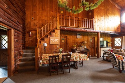 Beautiful Log Cabin Lodge - Great for Groups!