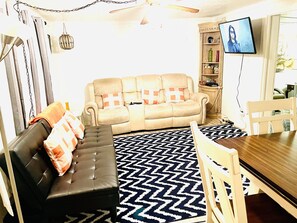 Smart-tv, dvd-spelare och böcker