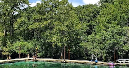 Springs Cottage 3/1 sleeps 8, near Ginnie, Fanning Springs , Manatee and blue