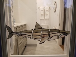 Combined shower/bathtub, hair dryer, towels, soap