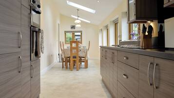 焗爐、洗碗機、高腳椅、冰箱