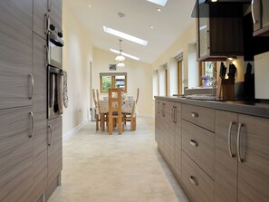 Horno, lavavajillas, periquera y congelador