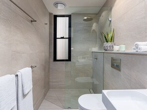 Shower, hair dryer, towels, soap - The Arden 7 Coogee. New Large Quiet Ocean View Balcony Apartment, Next to Beach (Coogee)