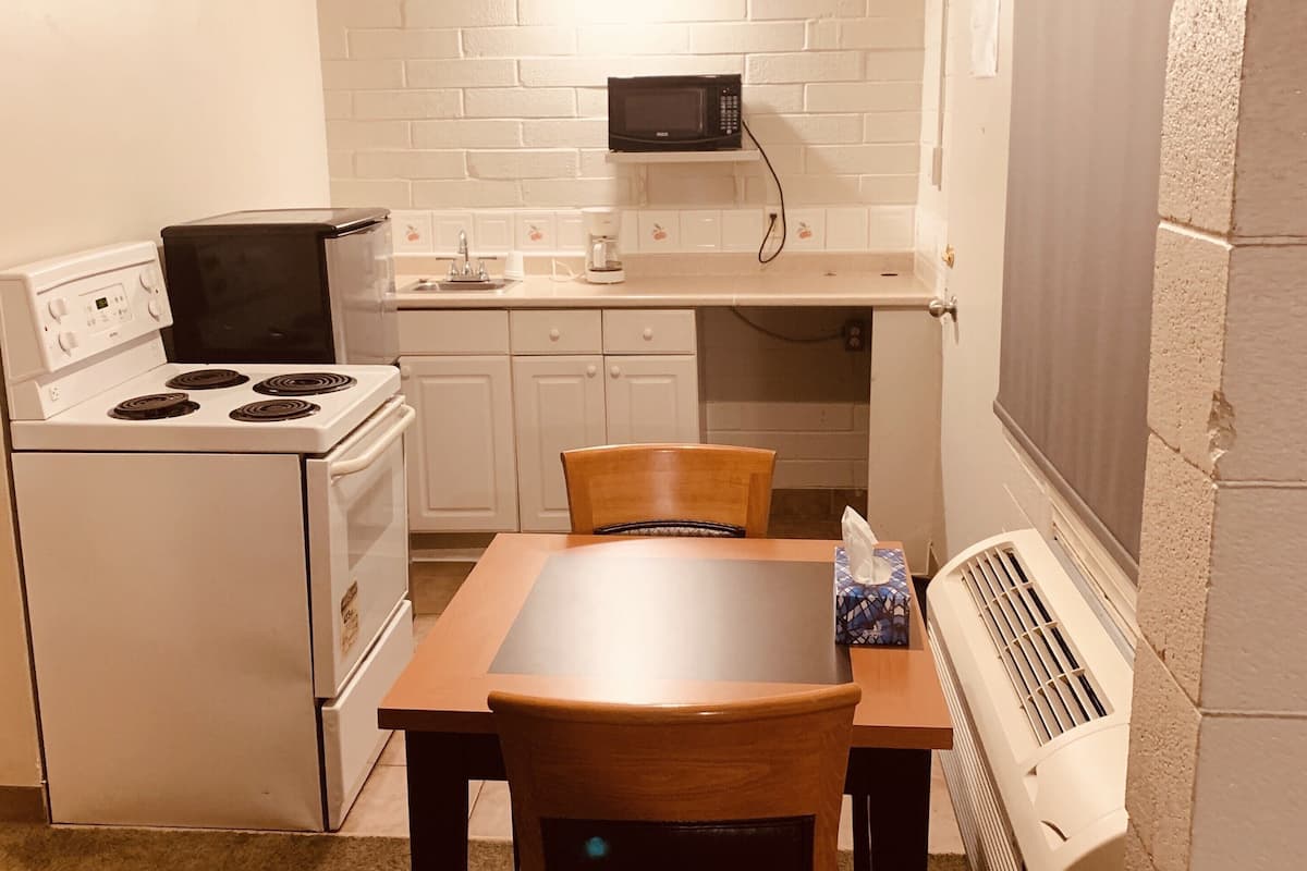 Classic Studio Suite, Non Smoking, Kitchen | In-room dining