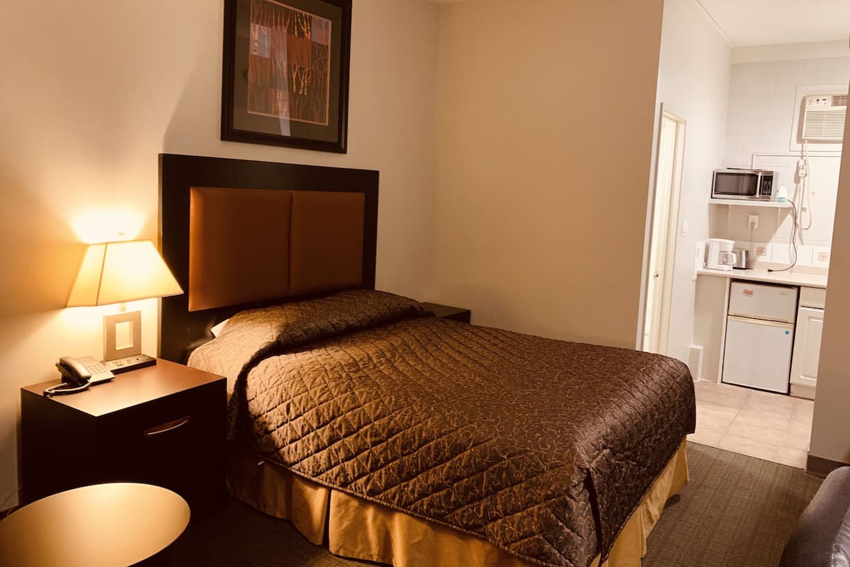 Room, 1 Queen Bed, Non Smoking | Individually decorated, individually furnished, laptop workspace