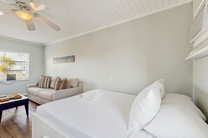 Tabla de planchar con plancha, acceso a internet y ropa de cama 