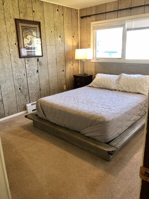 Room - Entire house w/garage and hot tub. Quiet suburban neighborhood.  (Fairbanks)