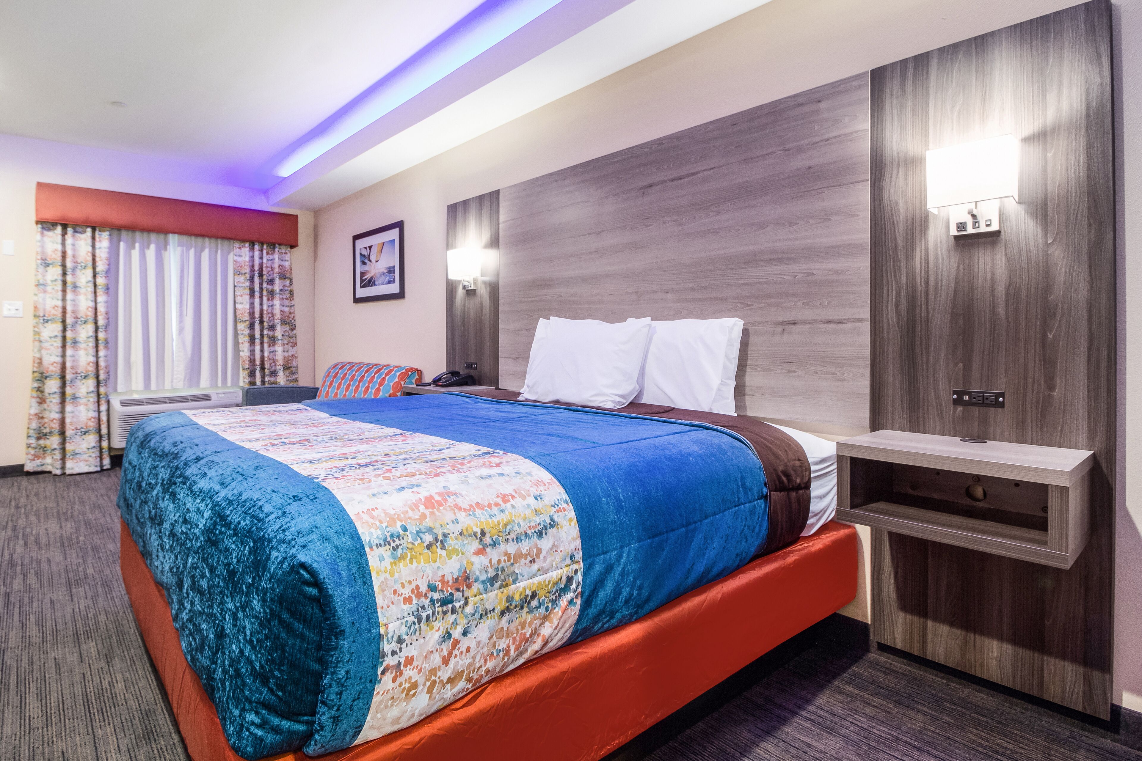 Pillowtop-bedden, een bureau, verduisterende gordijnen