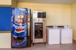 Vending machine - Scottish Inn & Suites Houston Willowbrook (Houston)