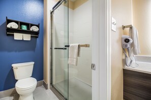 Articles de toilette gratuits, sèche-cheveux, serviettes fournies