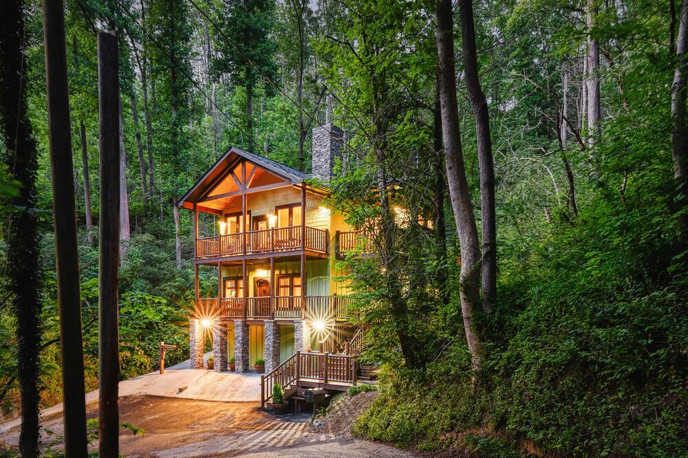 Newly-Built Luxury Chalet with Private Hot Tub - Walk into Downtown Gatlinburg
