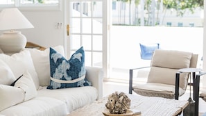 Smart TV - HEATED POOL - WALK TO BEACH & SHOPS - LUXURY (NOOSA SOUND)