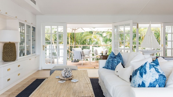 Smart TV - HEATED POOL - WALK TO BEACH & SHOPS - LUXURY (NOOSA SOUND)