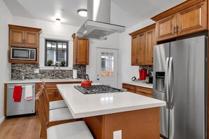 Geladeira, micro-ondas, fogão, cooktop