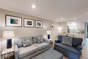 Living area - Updated Villa-The Spa on Port Royal, Waterfront Complex, Gated Community, Pool, Tennis, Beach Access (Hilton Head Island)