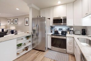 Refrigerador, microondas, lavavajillas y cafetera y tetera 