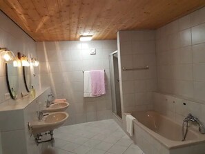 Handtücher, Seife, Toilettenpapier