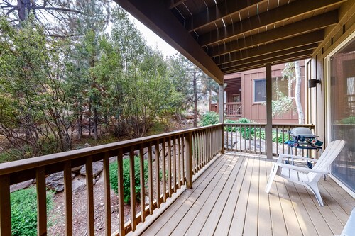 Quiet mountain home w/private deck/gas grill/shared pool - near lakes