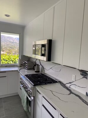 Microondas, horno, placa de cocina y lavavajillas