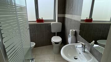 Asciugacapelli, asciugamani, sapone, shampoo