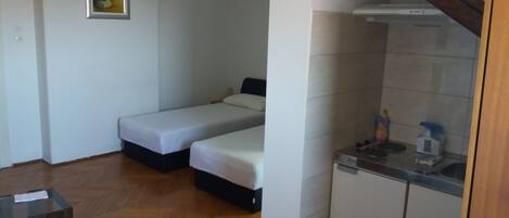 Microondas, placa de cocina, tetera/pava eléctrica, utensilios de cocina