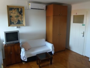 1 bedroom, desk, laptop workspace, free WiFi