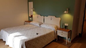 7 bedrooms, iron/ironing board, WiFi, bed sheets - 12th century rural house (Artázcoz)