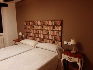 7 bedrooms, iron/ironing board, WiFi, bed sheets - 12th century rural house (Artázcoz)