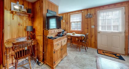 Family-friendly house w/gas grill, deck, streaming services - near Haigis Beach