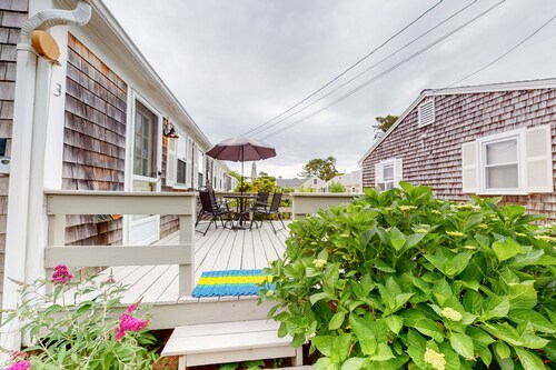 Family-friendly house w/gas grill, deck, streaming services - near Haigis Beach