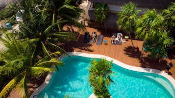 Piscine extérieure, chaises longues