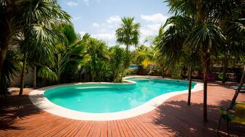 Una piscina al aire libre (de 08:00 a 20:00), tumbonas