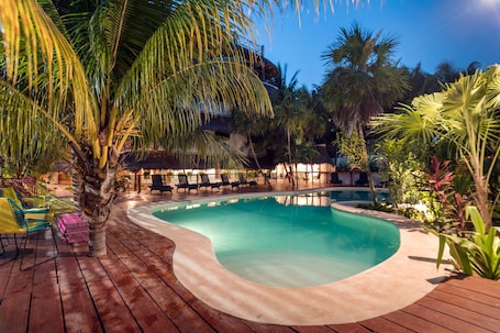 Outdoor pool, open 8:00 AM to 8:00 PM, sun loungers. La Palma Holbox WELLNES SUITES & APARTMENTS