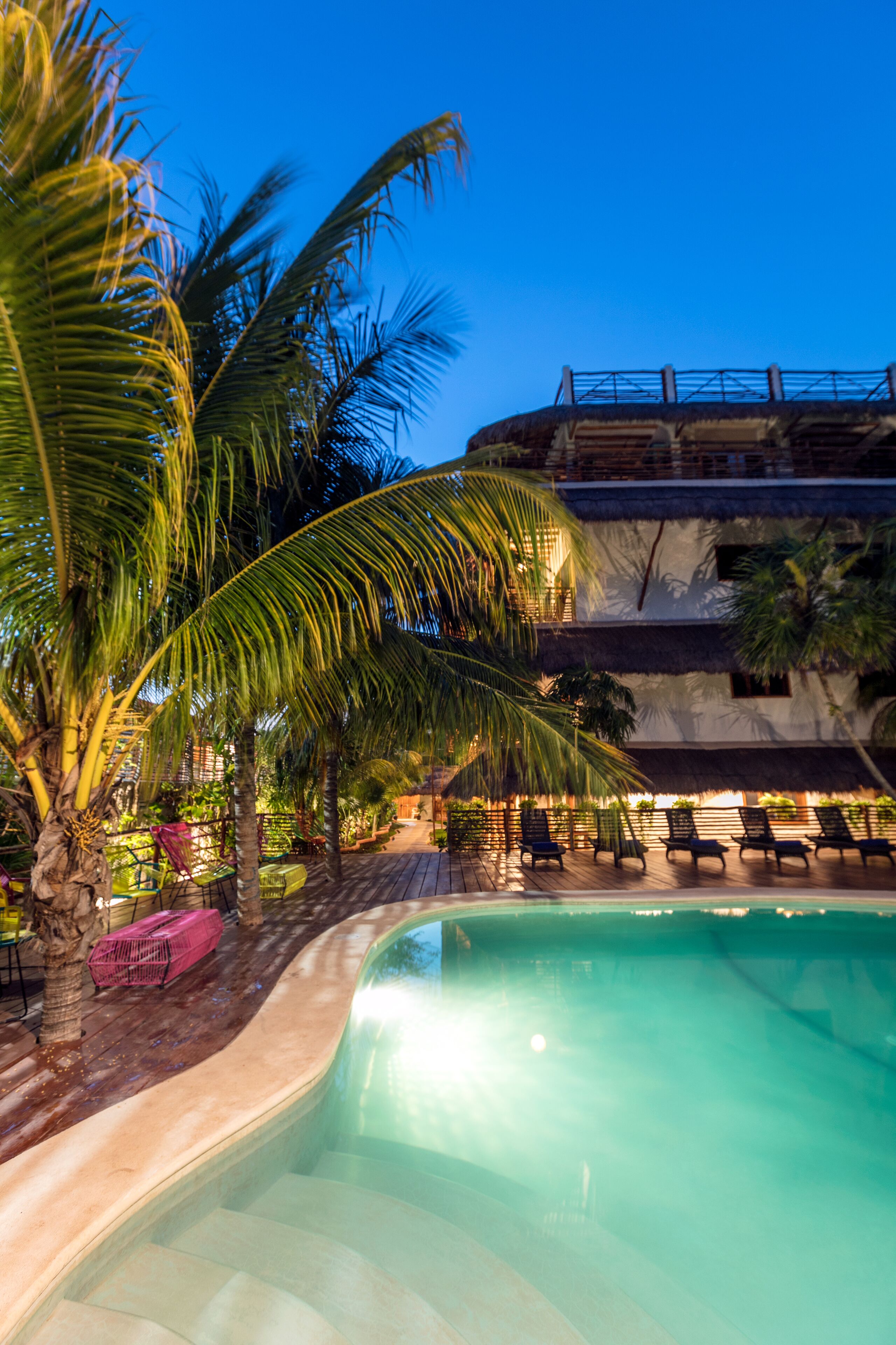 outdoor pool, open 8:00 am to 8:00 pm, pool loungers