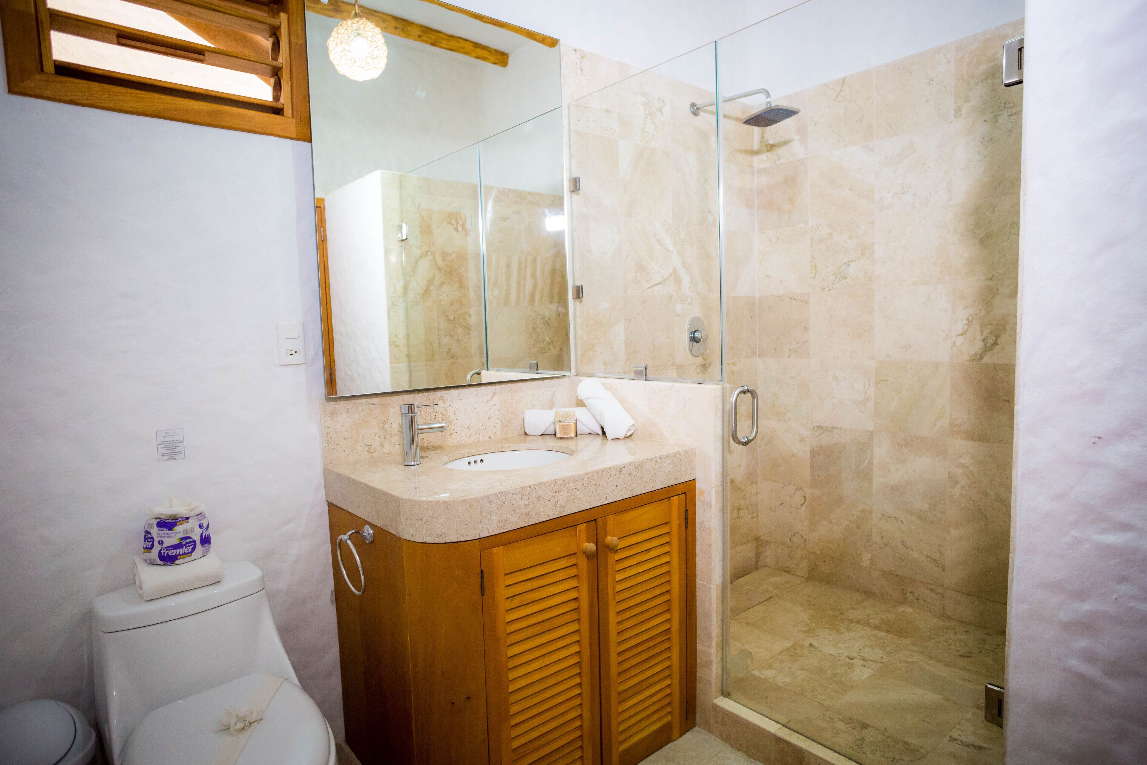 standard double room | bathroom | shower, rainfall showerhead, free toiletries, towels