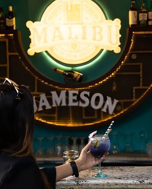 Bar (trong khuôn viên)