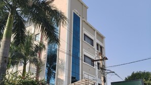 Un hotel con un cartel que indica 'The Boutique Hotel' y 'Malibu'.