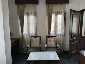 Premier Room | Minibar, individually decorated, individually furnished, desk