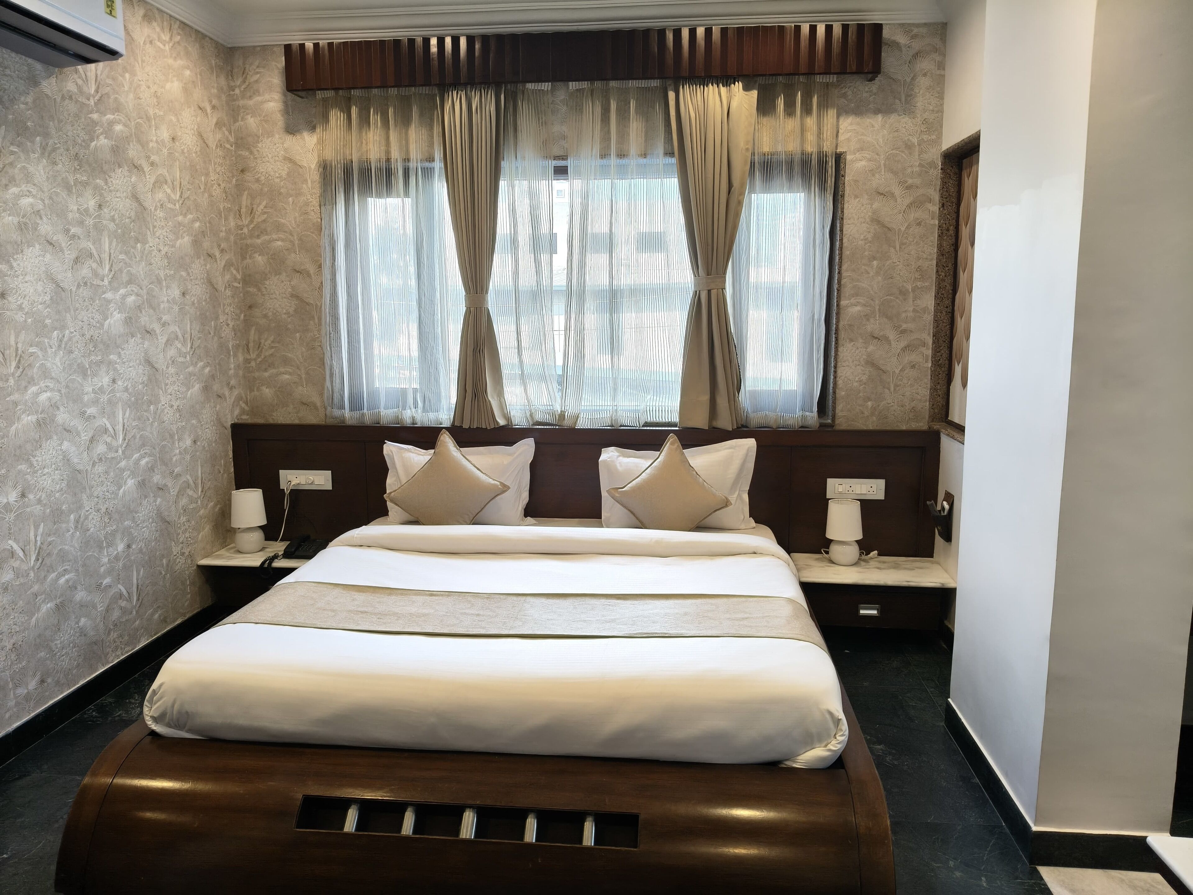 Phòng Premier | Minibar, trang trí khác biệt, trang bị nội thất với thiết kế riêng biệt 