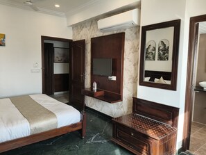 Deluxe Room | Minibar, individually decorated, individually furnished, desk