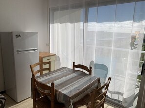 Dining - Cozy T1 near Thau Lagoon, Balcony, Pets Welcome (Balaruc-les-Bains)