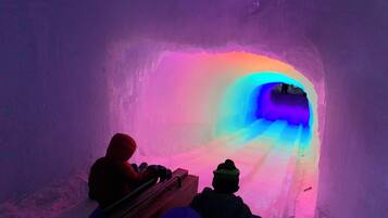 Un túnel de hielo con iluminación de colores.