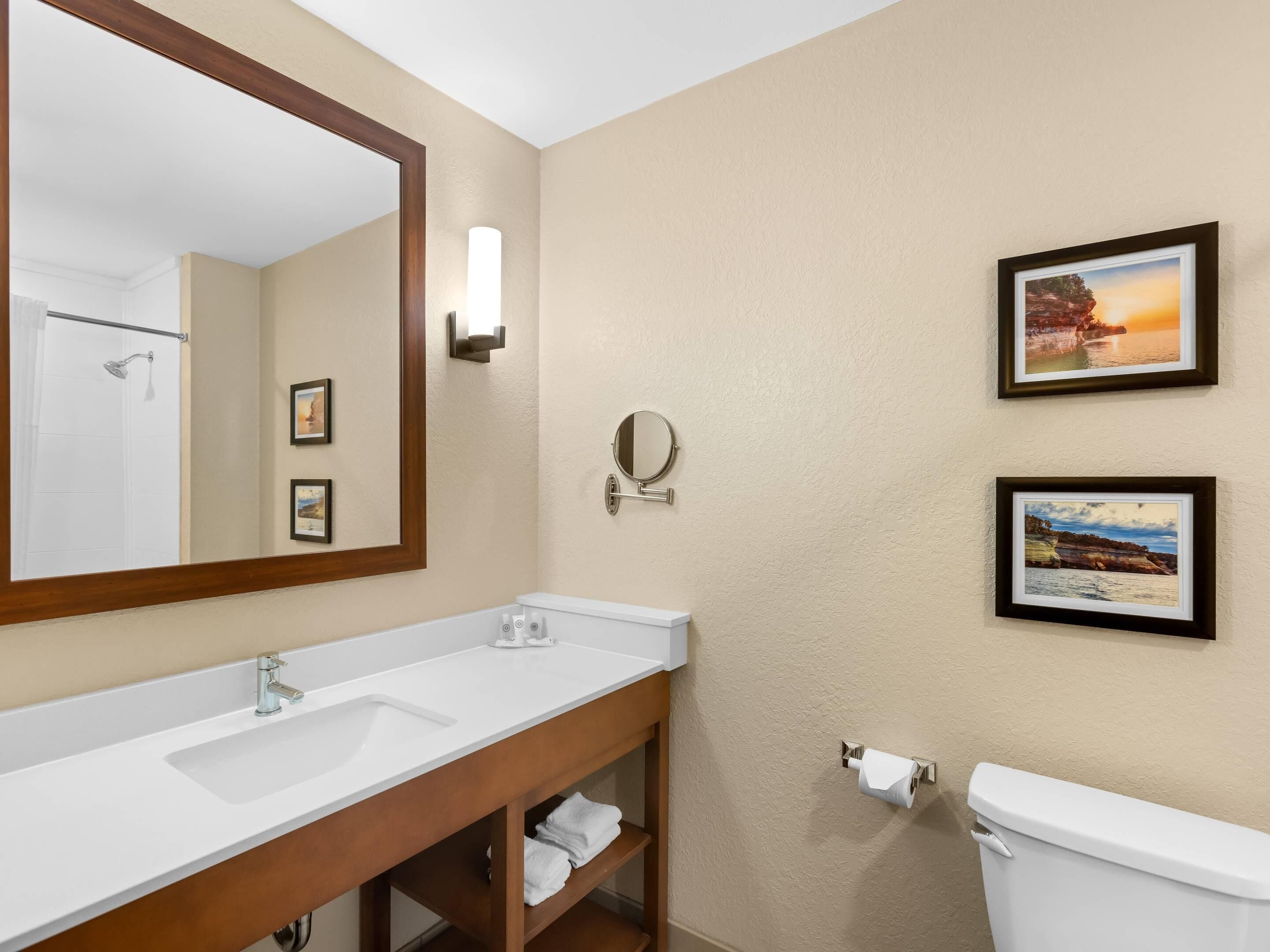 desk, iron/ironing board, free wifi