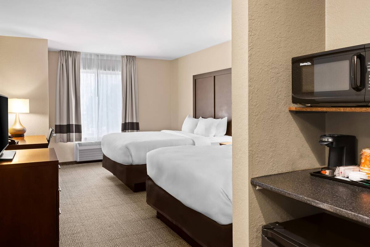 Kamar Standar, 2 Tempat Tidur Queen, Bebas Asap Rokok | Meja kerja, setrika/meja setrika, dan Wi-Fi gratis