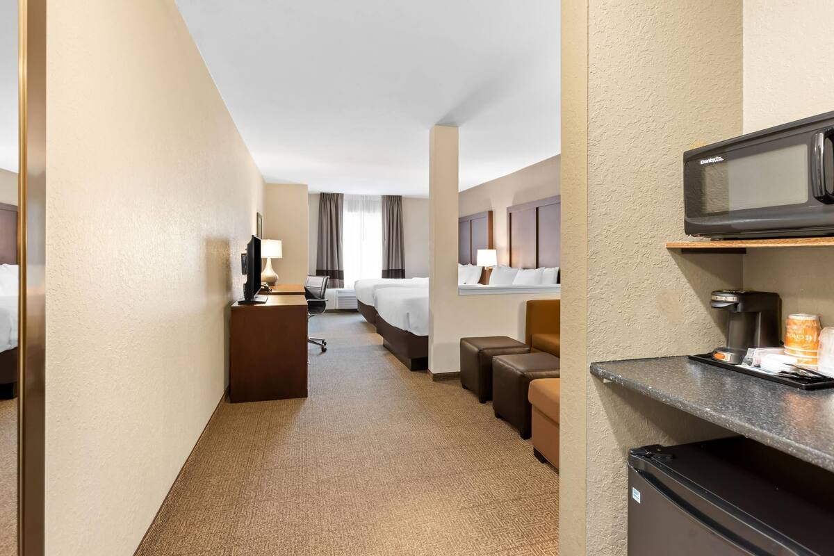 Suite, Beberapa Tempat Tidur, Bebas Asap Rokok | Meja kerja, setrika/meja setrika, dan Wi-Fi gratis