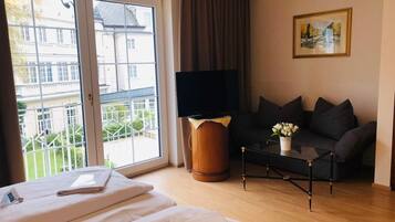 Comfort Room | Hypo-allergenic bedding, in-room safe, free cots/infant beds, free WiFi