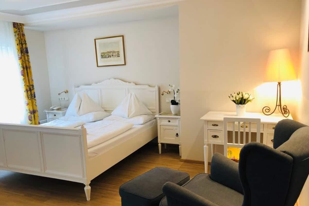 Classic Double Room | 1 bedroom, hypo-allergenic bedding, in-room safe, free cribs/infant beds