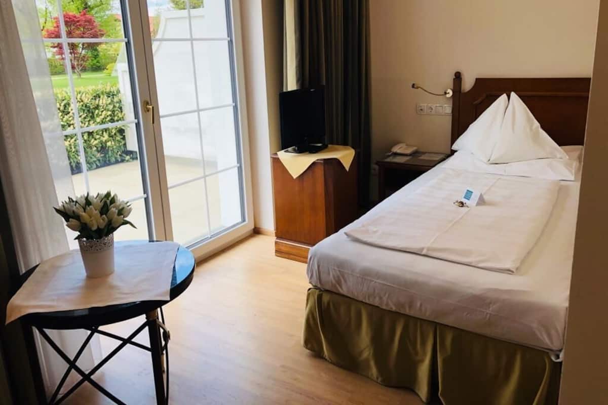 Single Room | 1 bedroom, hypo-allergenic bedding, in-room safe, free cribs/infant beds