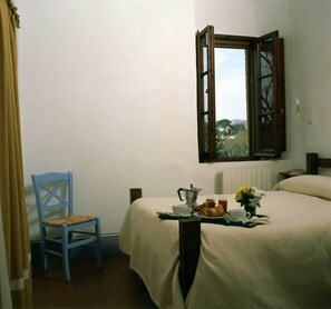 2 sovrum, skrivbord, strykjärn/strykbräda och resesäng