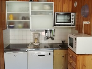 Een koelkast, een microgolfoven, een vaatwasser